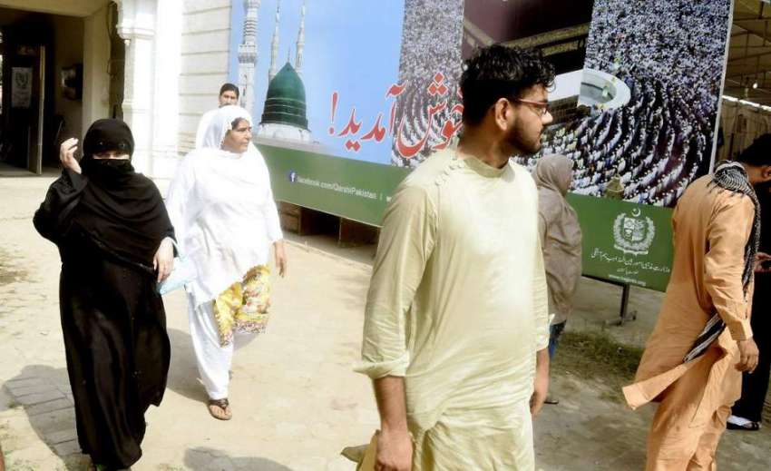 لاہور: عازمین حج ویکسی نیشن کے لیے حاجی کیمپ آ رہے ہیں۔
