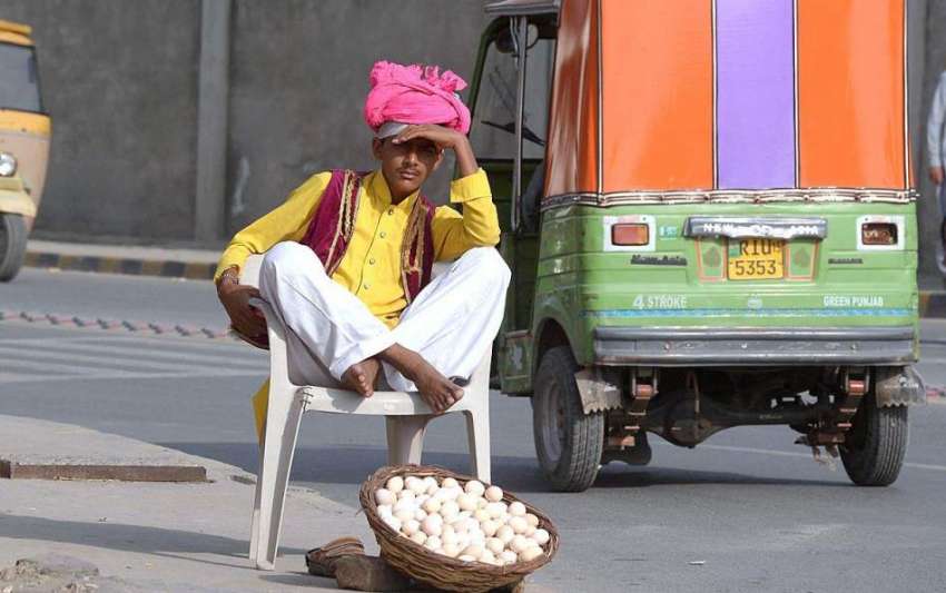 راولپنڈی: ڈھولچی کام نہ ہونے کے باعث دیسی انڈے فروخت کررہا ..
