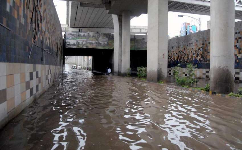 راولپنڈی: شدید بارش کے بعد کمیٹی چوک انڈر پاس میں بارش کا ..