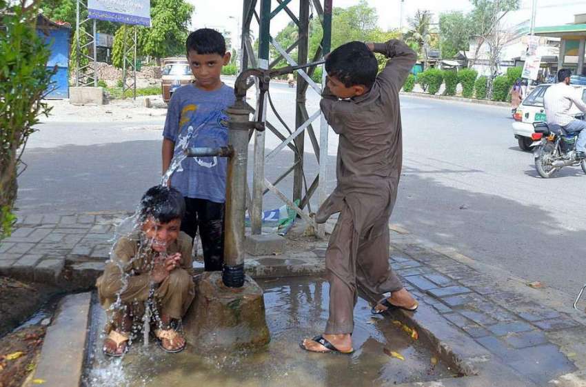 حیدر آباد: سخت گرمی اور دھوپ کی شدت سے بچنے کے لیے بچنے ہینڈ ..