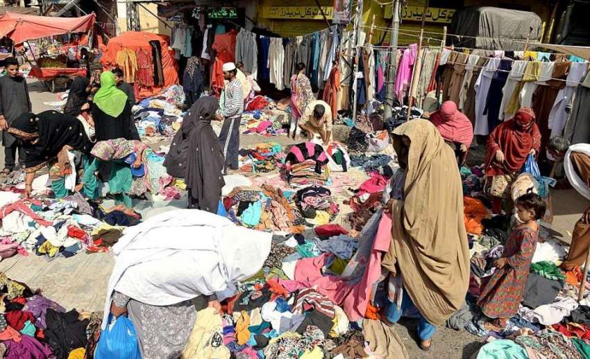 راولپنڈی: موسم سرما کے پیش نظر خواتین گرم کپڑے خرید رہی ہیں۔