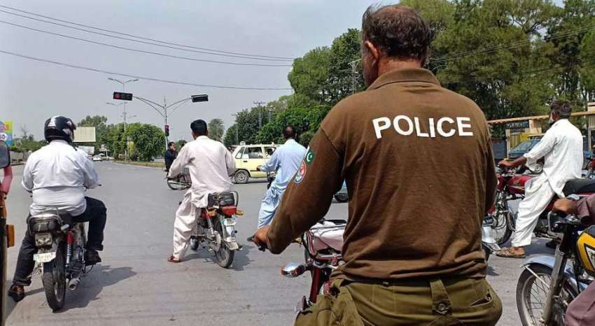 راولپنڈی: ٹریفک پولیس کی نا اہلی پنجاب پولیس کا ہلکار بغیر ..