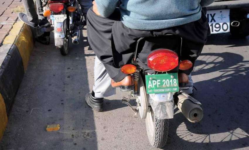 اسلام آباد: سخت پابندی کے باوجود موٹر سائیکل سوار غیر نمونہ ..