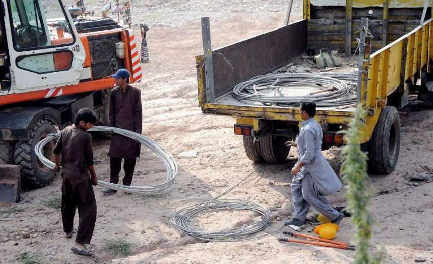 اسلام آباد: واپڈا اہلکار سگنل فری ایکسپریس وے کے تعمیراتی ..