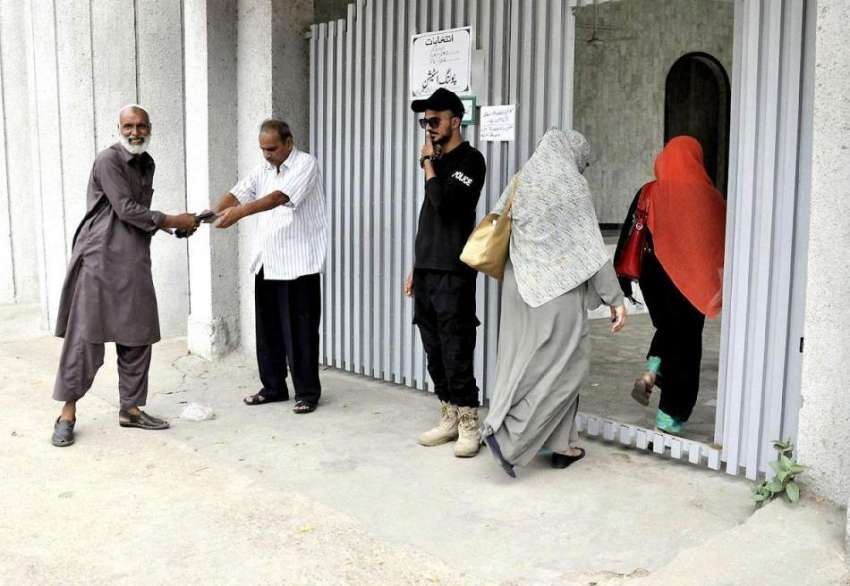 کراچی: عام انتخابات 2018  کراچی کے ایک پولنگ اسٹیشن میں خواتین ..
