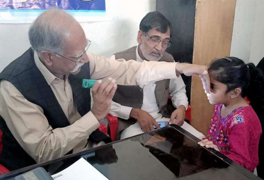 راولپنڈی: ڈھوک انور میں واقع میڈیکل ڈسپنسری میں آنکھوں کا ..