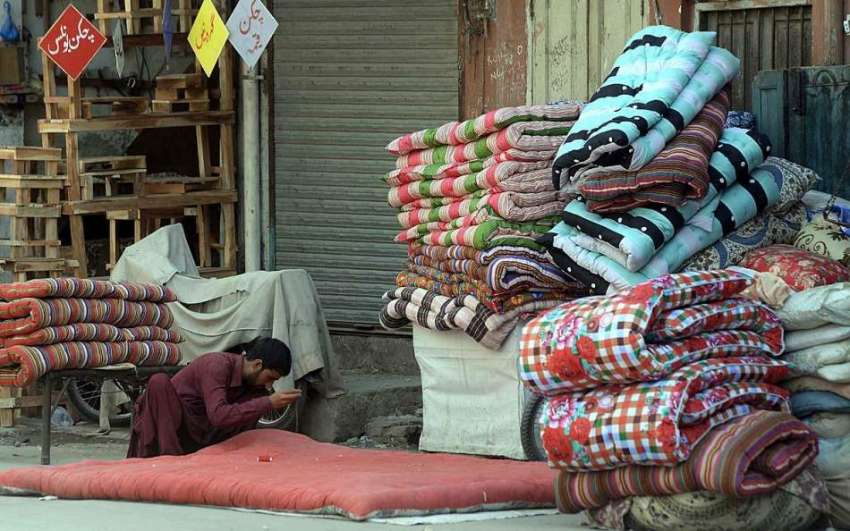 راولپنڈی: موسم سرما کی آمد کے سلسلہ میں محنت کش رضائی کی ..
