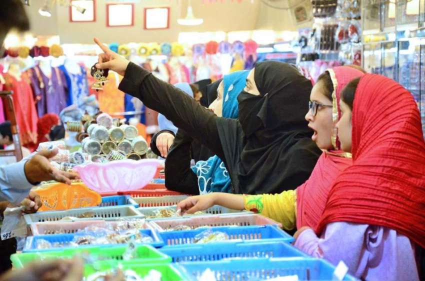 لاڑکانہ: عیدکی تیاریوں میں مصروف خواتین ایک سٹال سے جیولری ..