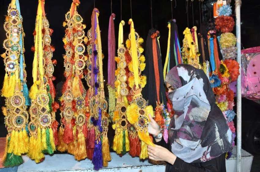 لاہور: خاتون ایک دکان سے پراندہ پسند کر رہی ہے۔