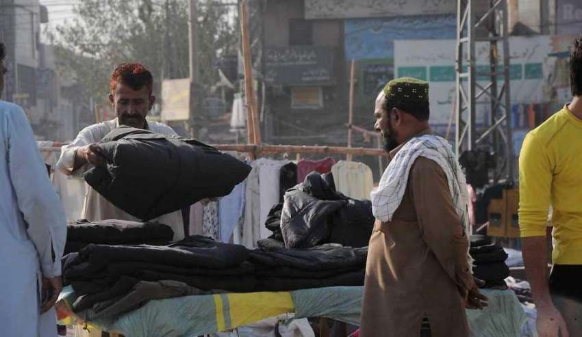 اسلام آباد: موسم سرد ہونے پر شہری کھنہ پل سے گرم کپڑے خرید ..