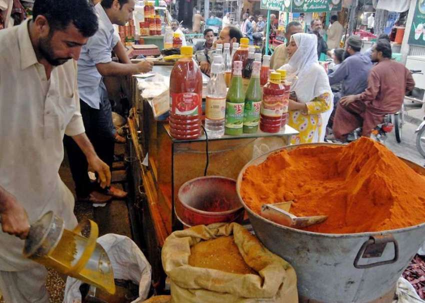 راولپنڈی: عید پر بڑھتی مانگ کے باعث ایک دکاندار مصالہ جات ..