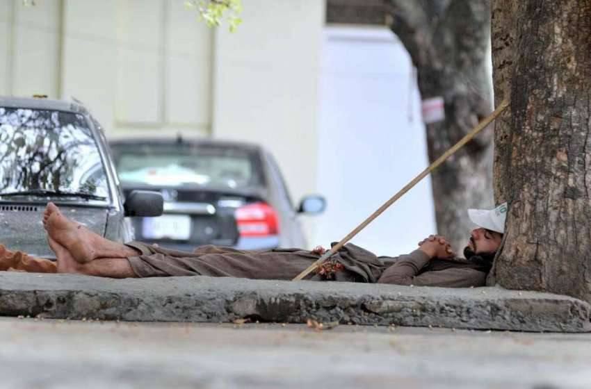 اسلام آباد: مزدور درخت کے سائے تلے آرام کر رہا ہے۔