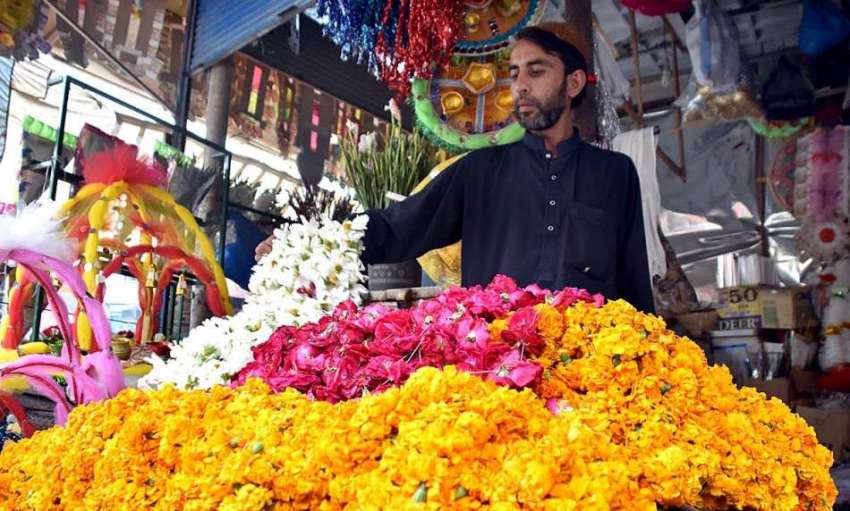 پشاور: دکاندار قبرستان کے باہر گاہکوں کو متوجہ کرنے کے لیے ..