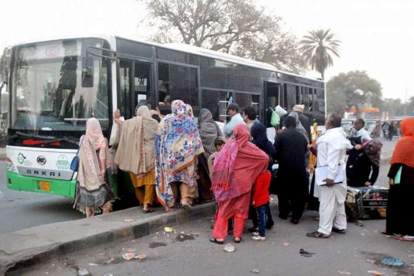 لاہور: ریلوے اسٹیشن کے باہر بس میں سوار ہونے والے مسافروں ..