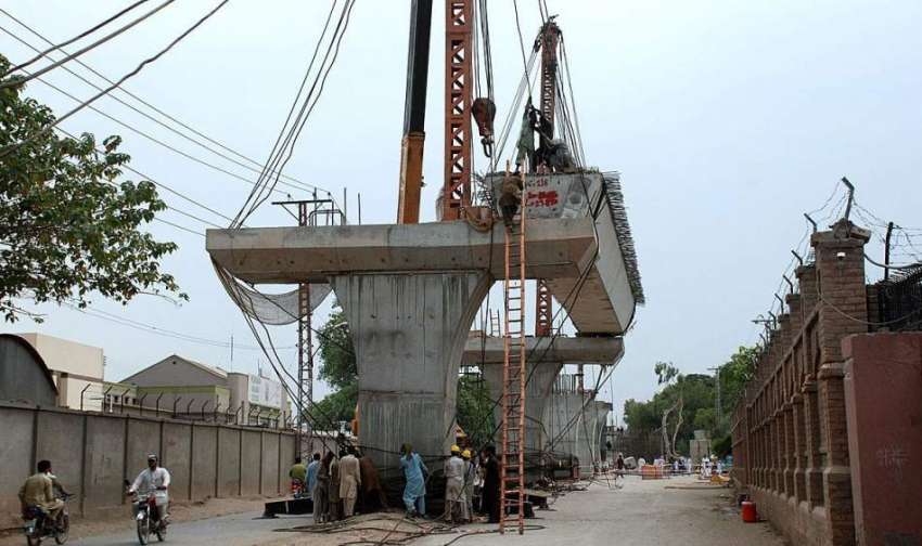 پشاور: مزدور ریلوے اسٹیشن کے سامنے جاری تعمیراتی کام میں ..