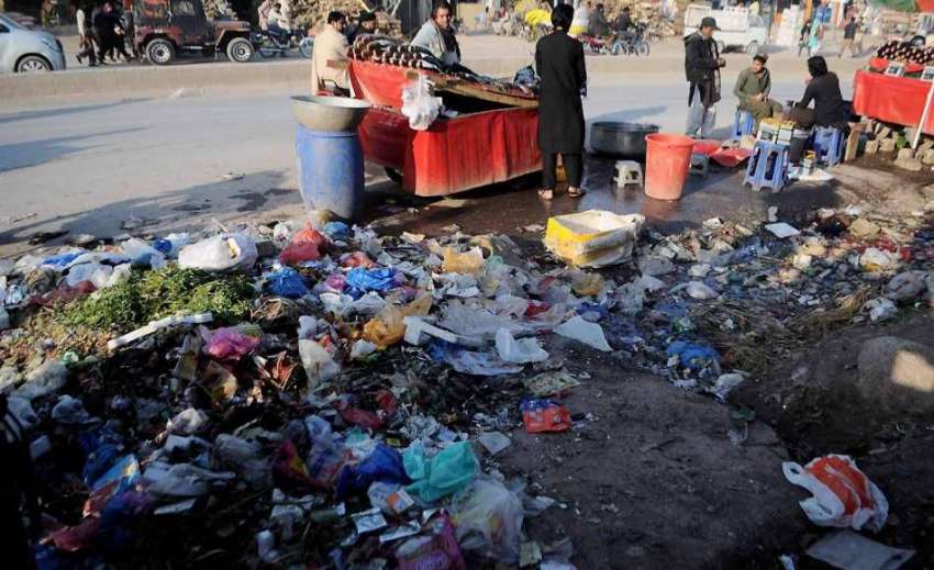 اسلام آباد: مچھلی فروش کورا کرکٹ کے قریب مچھلی فروخت کررہے ..