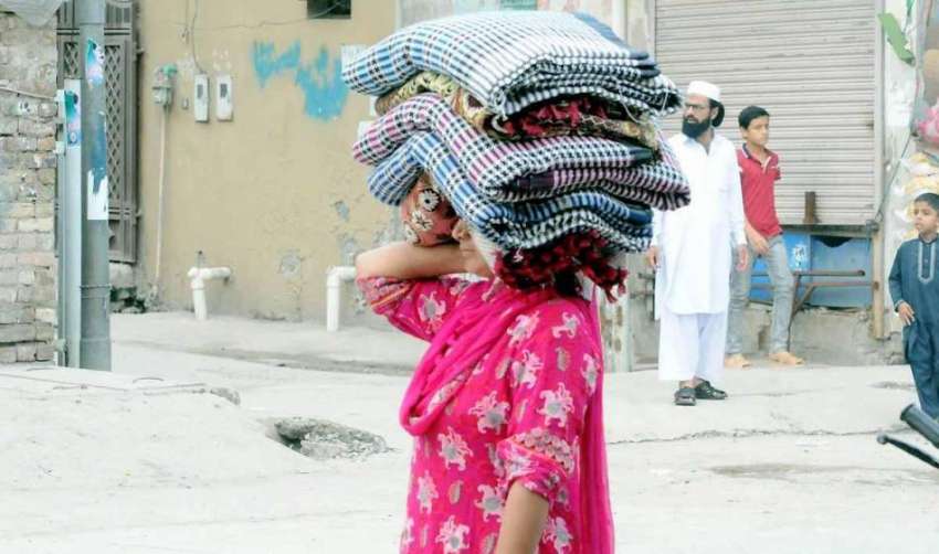 اسلام آباد: وفاقی دارالحکومت میں محنت کش خاتون گلی گلی گھوم ..