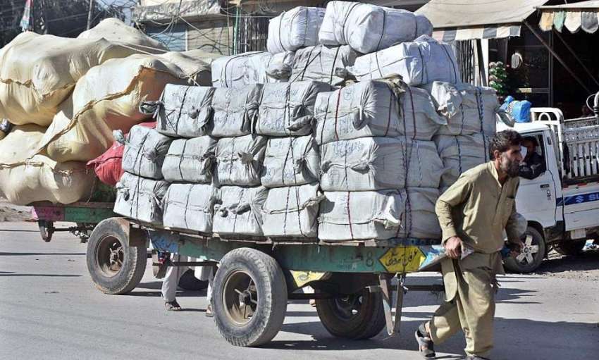 راولپنڈی: محنت کش ہتھ ریڑھی پر بھاری سامان رکھے لیجار ہا ..
