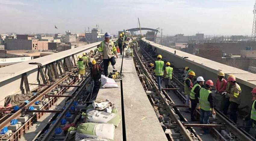 لاہور: اورنج لائن میٹرو ٹرین کے لیے تعمیر کیے جانے والے ٹریک ..