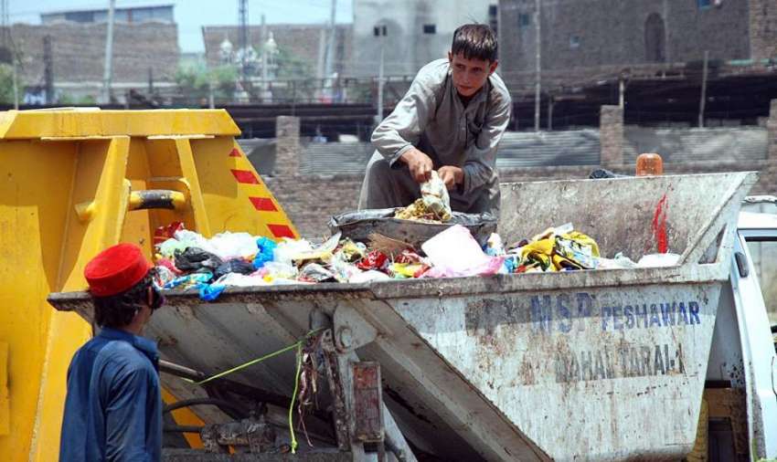 پشاور: خانہ بدوش بچے کچرے کے ڈھیر سے کارآمد اشیاء تلاش کر ..