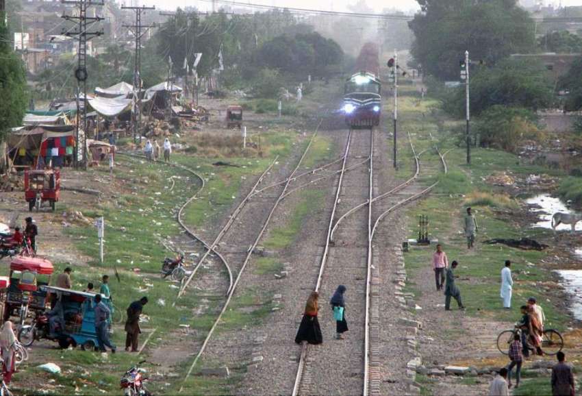 فیصل آباد: خواتین کسی خطرے کے پرواہ کئے بغیر ریلوے ٹریک کراس ..