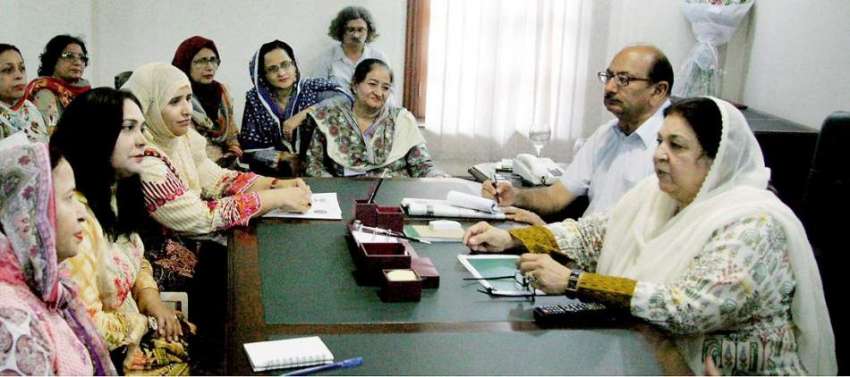 لاہور: صوبائی وزیر صحت ڈاکٹر یاسمین راشد سے نرسنگ ایسوسی ..