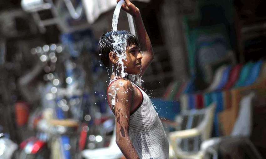 راولپنڈی: ایک بچہ گرمی کی شدت سے بچنے کے لیے اپنے اوپر پانی ..