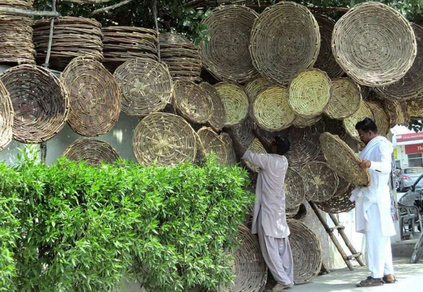 فیصل آباد: دکاندار گاہکوں کو متوجہ کرنے کے لیے ٹوکریاں سجار ..