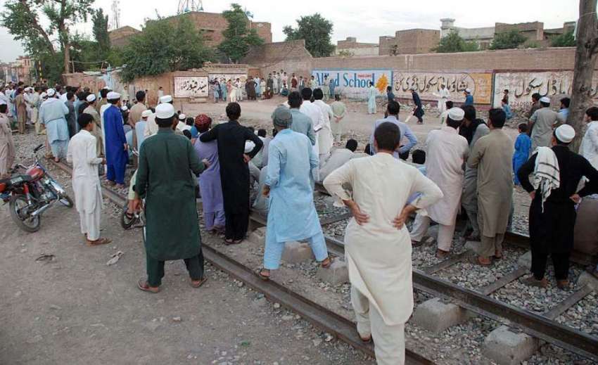 پشاور: شہریوں کی بڑی تعداد حاجی کیمپ کے قریب کرکٹ میچ دیکھنے ..