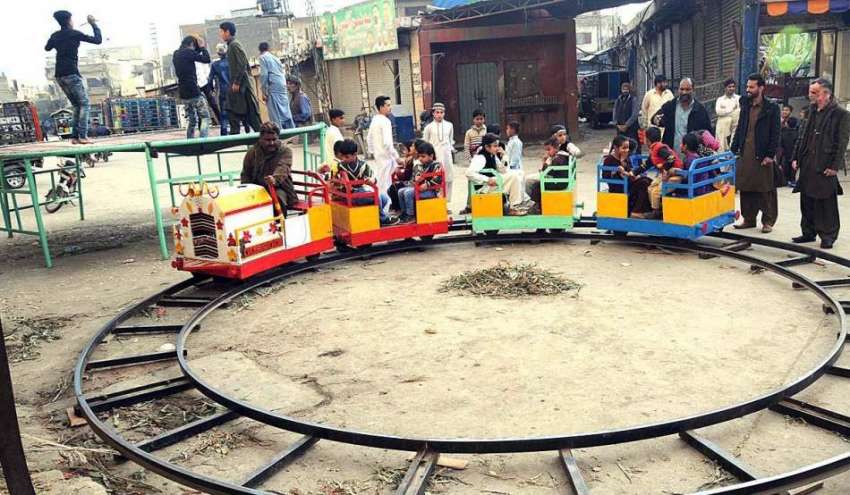 راولپنڈی: عید میلادالنبیﷺ کے موقع پر بچے ٹرین کے جھولوں ..