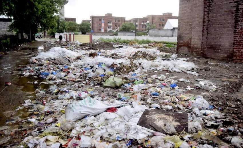 لاہور: مغلپورہ میں ویٹ مین روڈ پر گندگی کا ڈھیر متعلقہ انتظامیہ ..