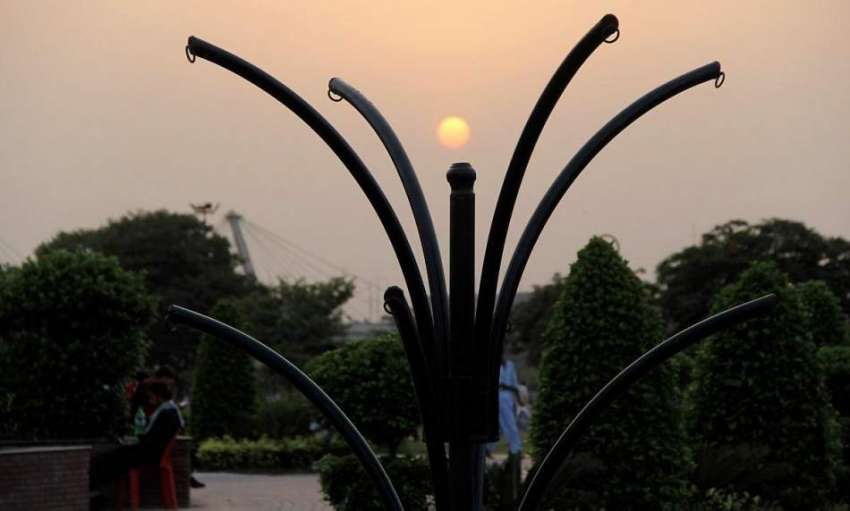 لاہور: صوبائی دارالحکومت میں واقع گریٹر اقبال پارک سے غروب ..