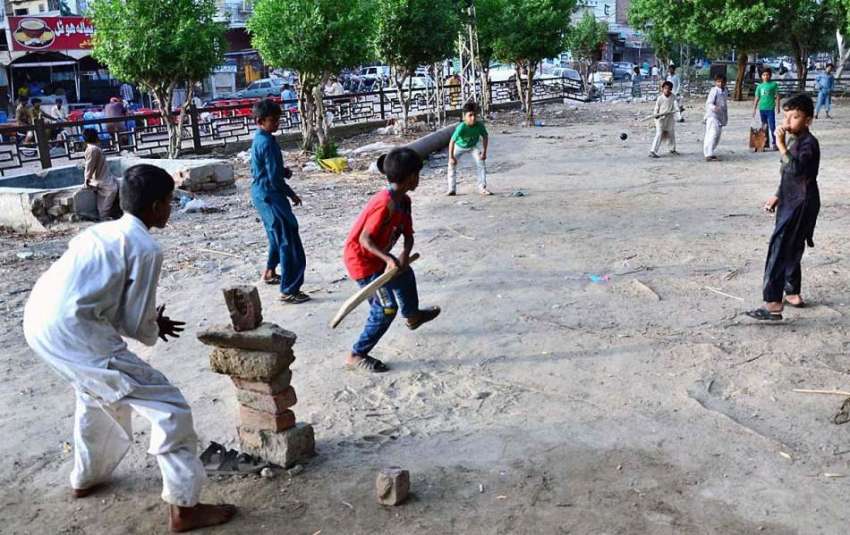 حیدر آباد:لطیف آباد کے علاقہ میں بچے کرکٹ کھیل رہے ہیں۔