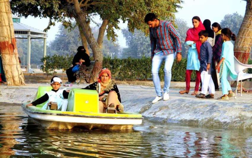 بہاولپور: گلزار صادق پارک میں سیرو تفریح کے لیے ائے بچے کشتی ..