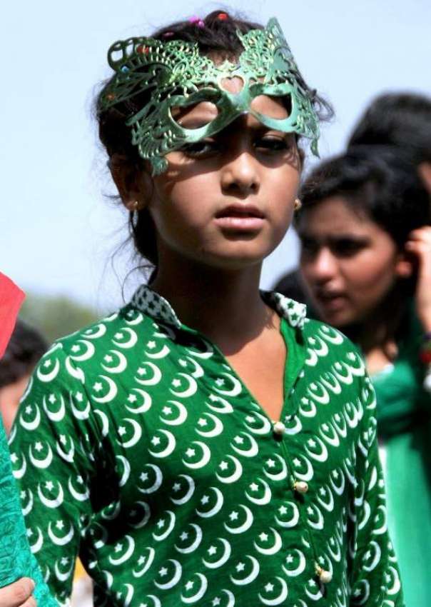 اسلام آباد: ایک بچی نے جشن یوم آزادی کی آمد کے موقع پر قومی ..