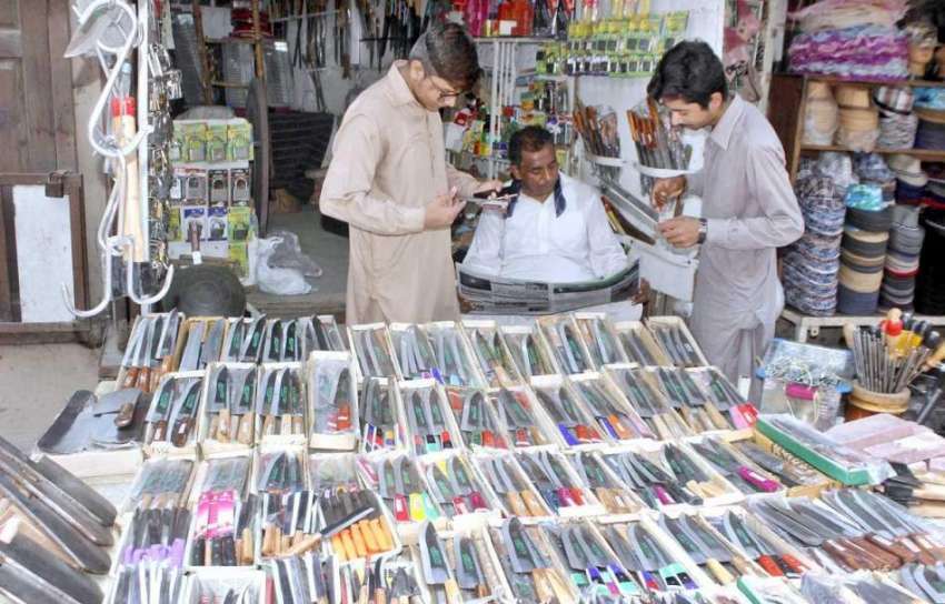 لاہور: عیدالاضحی کی آمد کے موقع پر شہری ایک دکان سے چھڑیاں ..