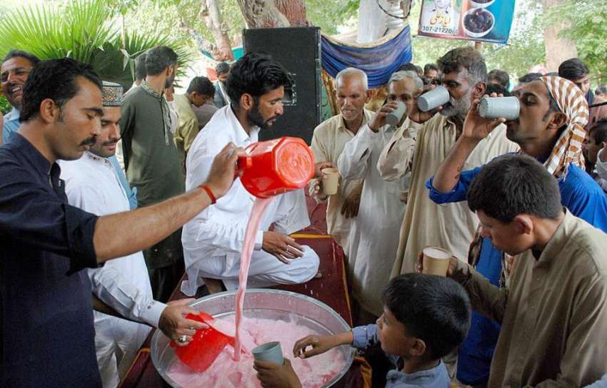 ملتان: شہری گرمی کی شدت سے بچنے کے لیے ایک سبیل سے مشروب پی ..
