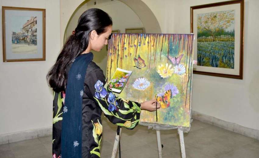 لاہور: آرٹسٹ پینٹنگ بنانے میں مصروف ہے۔