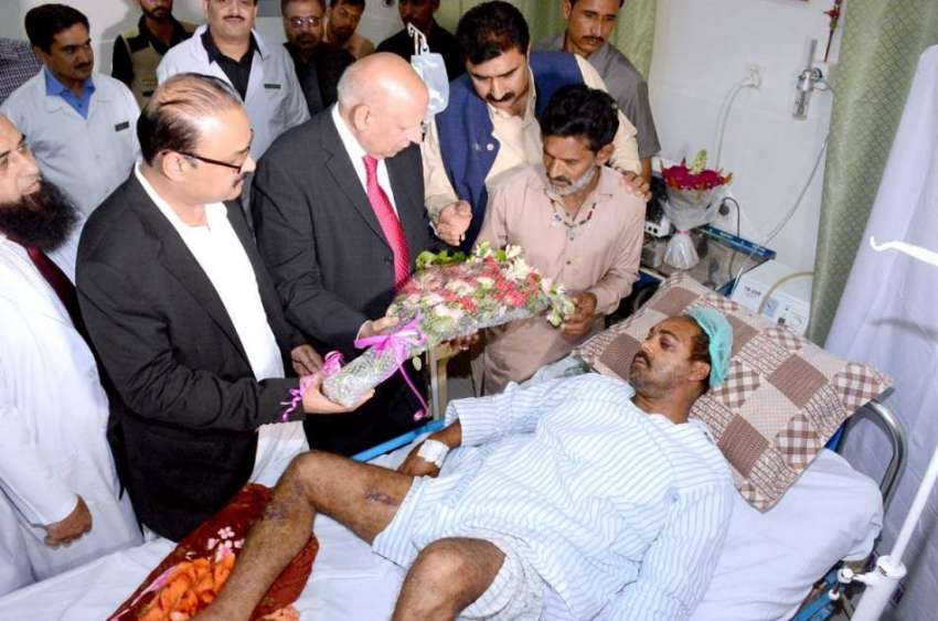 ملتان: گورنر پنجاب چوہدری محمد سرور نشتر ہسپتال میں بس حادثہ ..