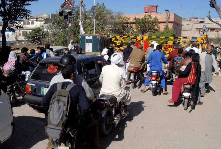 راولپنڈی: مڑیڑ حسن میں شہری ریلوے پھاٹک بند ہونے پر ٹرین ..