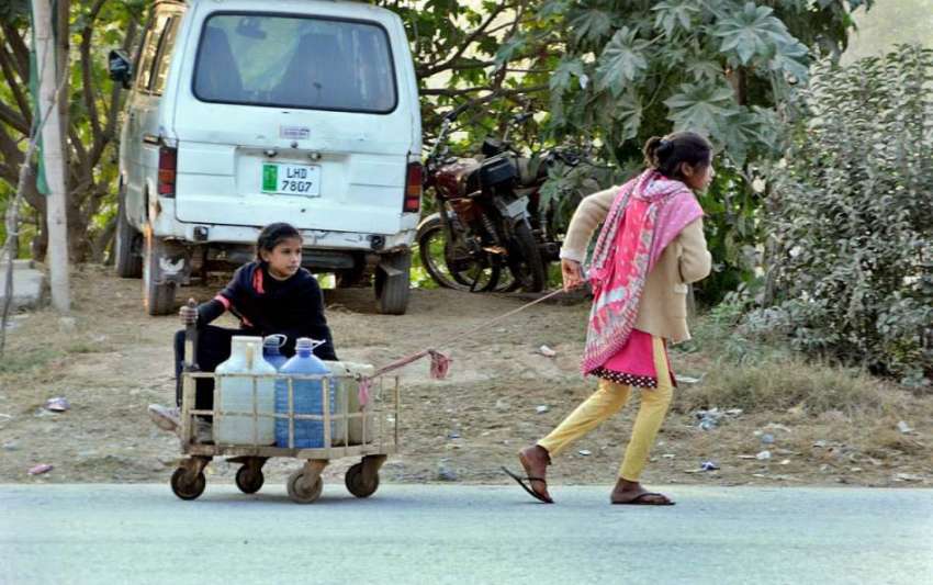 اسلام آباد: کمسن بچیاں پینا کا پانی بوتلوں میں بھر کر ہتھ ..