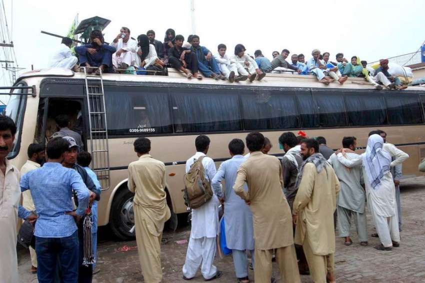 راولپنڈی: عید اپنے پیاروں کے ساتھ منانے کے لیے دور دراز جانے ..