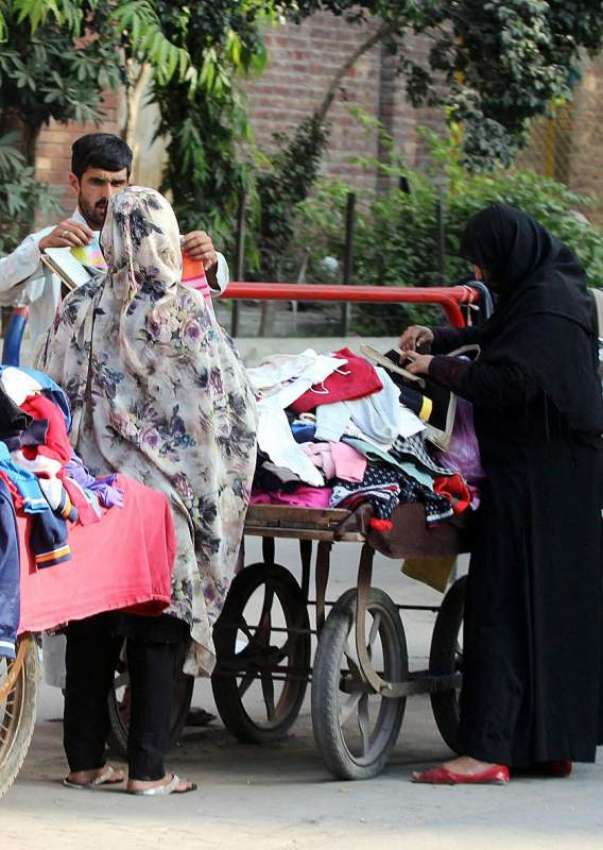 لاہور: خواتین استعمال شدہ کپڑے خرید رہی ہیں۔