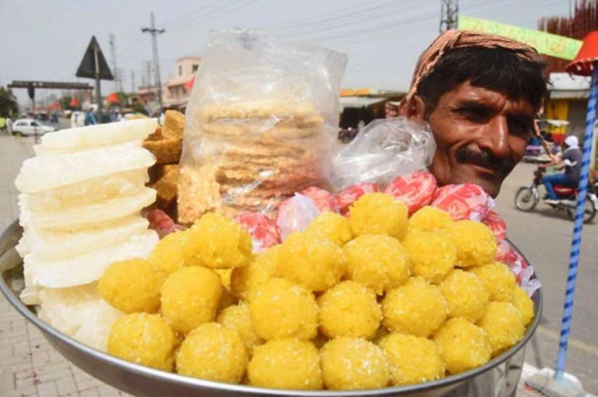 لاہور: ایک محنت کش کھانے کی اشیاء فروخت کر رہا ہے۔