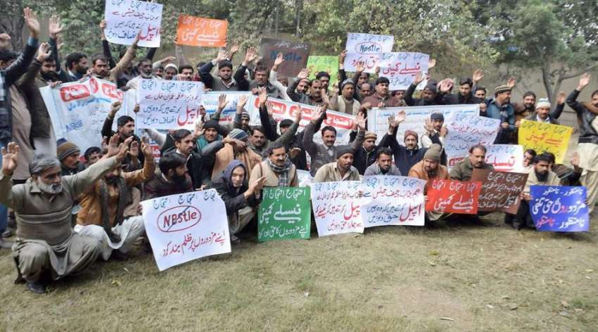 لاہور: ایک ملٹی نیشنل کمپنی کے ملازمین اپنے مطالبات کے حق ..