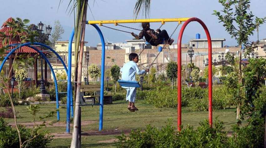 راولپنڈی: شہباز پارک میں بچے جھولوں سے لطف اندوز ہو رہے ہیں۔