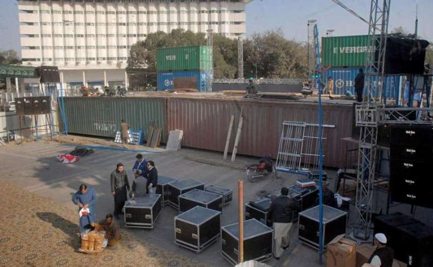 لاہور: متحدہ اپوزیشن کے جلسے کے لیے فیصل چوک میں تیاری کی ..