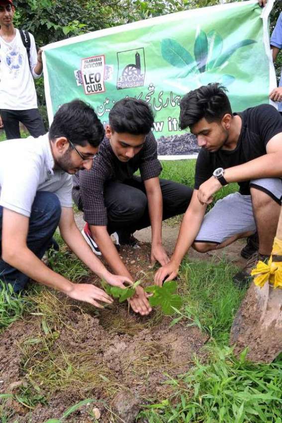 اسلام آباد:LEO CLUB کے زیر اہتمام شجر کاری مہم کے دوران پودے ..