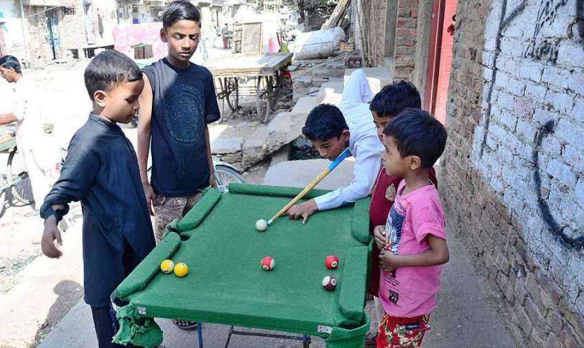 حیدر آباد: بچے سنوکرکھیل رہے ہیں۔