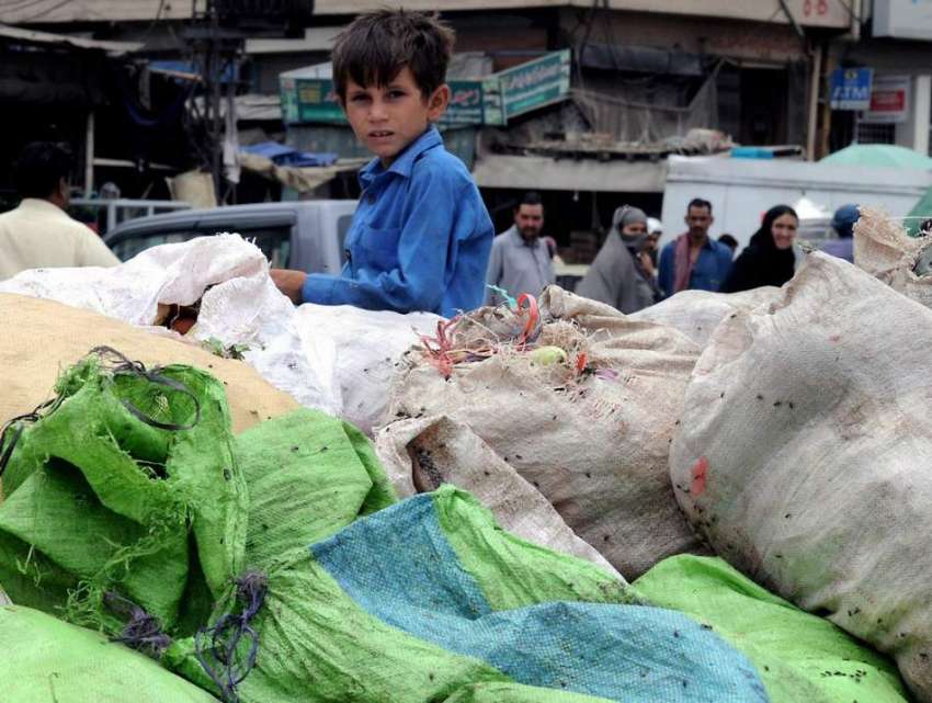 راولپنڈی: ایک افغان خانہ بدوش بچہ سبزی منڈی میں کارآمد سبزیاں ..